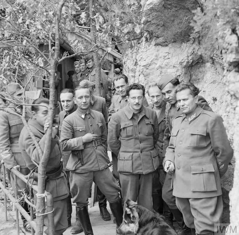 Josip Broz Tito sa saradnicima tokom Drugog svetskog rata 1944. godine