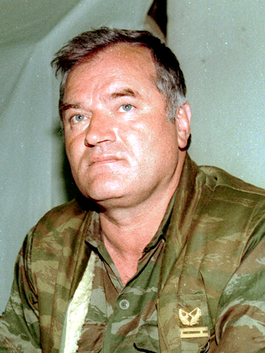Ratko Mladić tokom pregovora na sarajevskom aerodromu 1993. godine